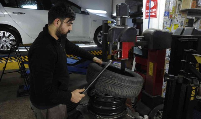 Kar kapıya dayandı, lastikçilerde yoğun mesai