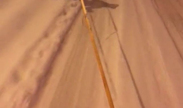 Kar keyfini sokaklarda snowboard yaparak çıkardı