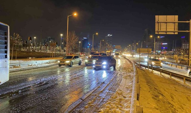 Kar lastiği olmayan İETT otobüsü 500T yolda kaldı