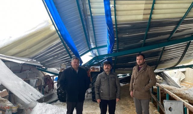 Kar nedeniyle ahırın çatısı çöktü