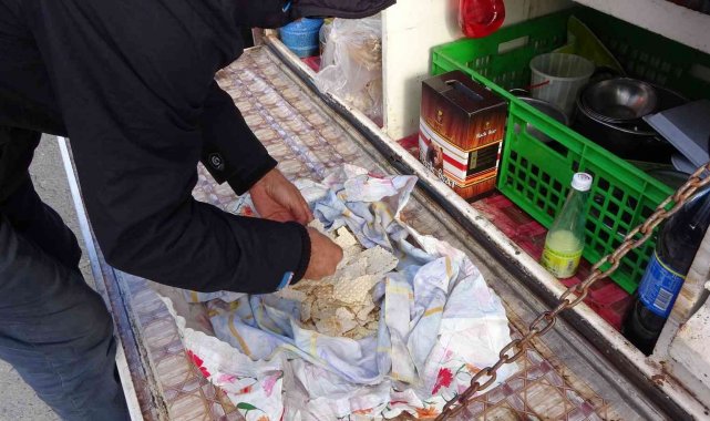 Kar nedeniyle Bolu&#039;da yol kapandı, tır şoförleri Tuzla&#039;da kaldı