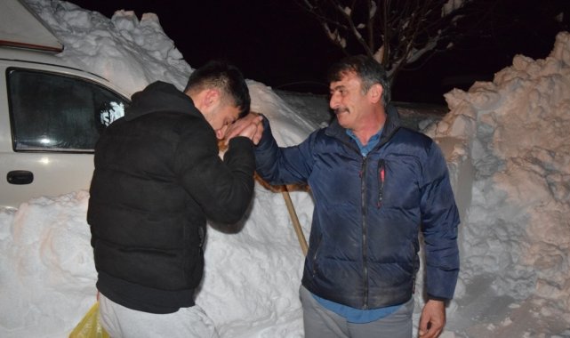 Kar nedeniyle evine gidemeyen öğrenciyi kaymakam evine ulaştırdı