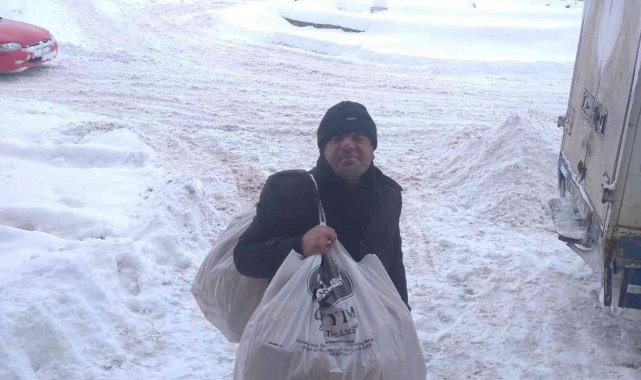 Kar nedeniyle evlerinden çıkamayanlara sırtında ekmek taşıdı