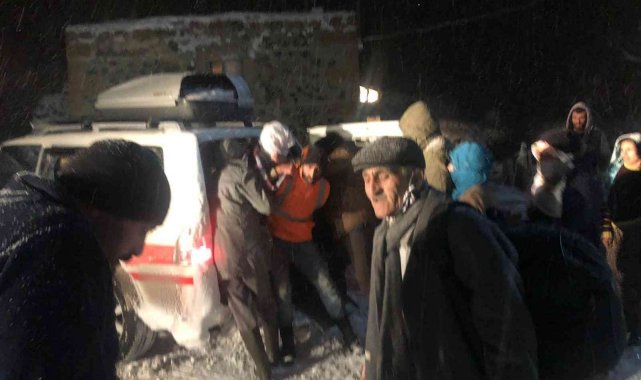 Kar nedeniyle ulaşıma kapanan mezrada hastaları karla mücadele ekipleri kurtardı