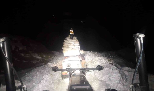 Kar nedeniyle yolda mahsur kalan saman yüklü kamyonet, ekipler tarafından kurtarıldı