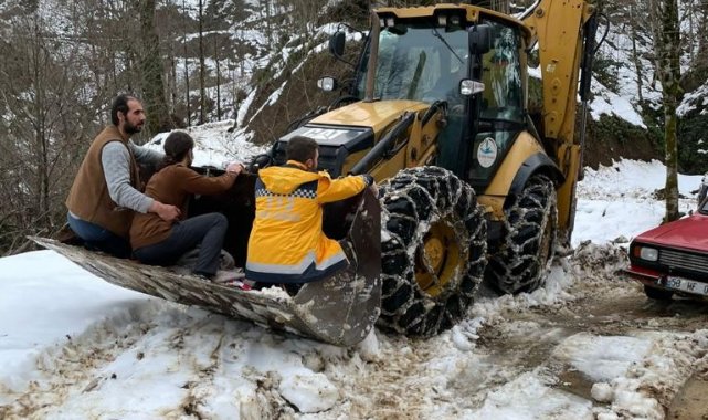 Kar nedeniyle yolu kapalı olan hasta iş makinesi ile ambulansa getirildi