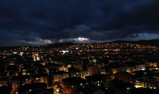 Kar öncesi şehir kara bulutlara teslim oldu