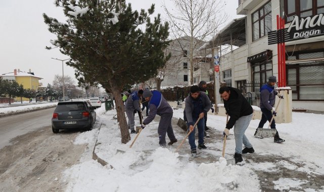 Kar temizleme çalışmaları devam ediyor