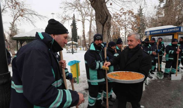 Kar temizleme çalışması yapan ekiplere baklava dopingi