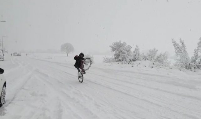 Kar üzerinde bisikletle akrobasi yaptı