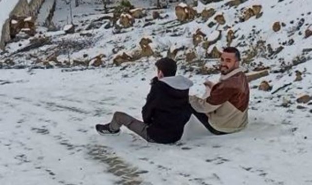 Kar üzerinde kayan genç tel örgüleri aşıp kanala düştü