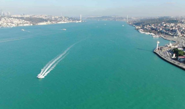 Kar ve fırtına sonrası İstanbul Boğazı turkuaz renge büründü