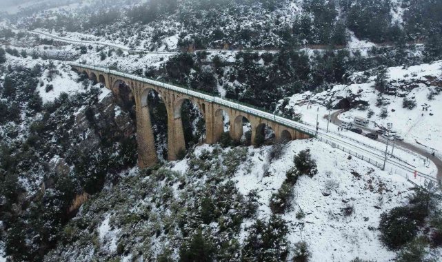 Kar ve sis manzarası ile tarihi Varda Köprüsü göz kamaştırdı