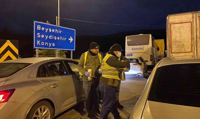 Kar ve tipi nedeniyle kapanan yolda kalan vatandaşlara Akseki belediyesi ikramda bulundu