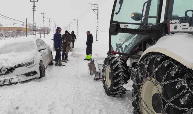 Kar ve tipi nedeniyle yolda mahsur kalanlar kurtarıldı