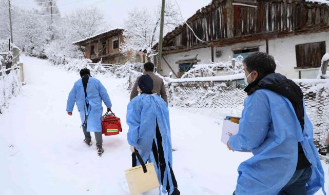 Kar ve tipi onlara engel olmadı, aşı ekipleri dondurucu soğukta görevde