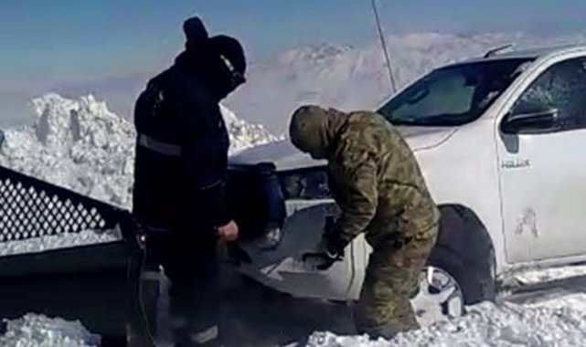 Kar ve tipide mahsur kalan ekipleri askerler kurtardı