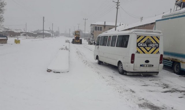 Kar ve tipide minibüste mahsur kalan öğrencileri okula jandarma yetiştirdi
