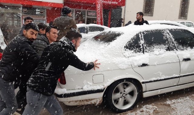 Kar yağdı yollar buz pistine döndü