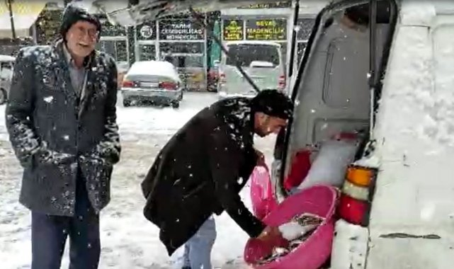 Kar yağışı altında ekmek mücadelesi