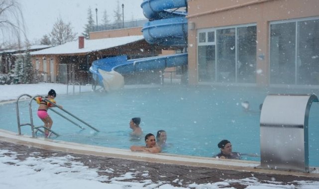 Kar yağışı altında termal havuz keyfi