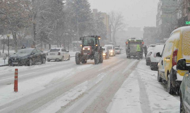Kar yağışı Besni'de hayatı olumsuz etkiledi
