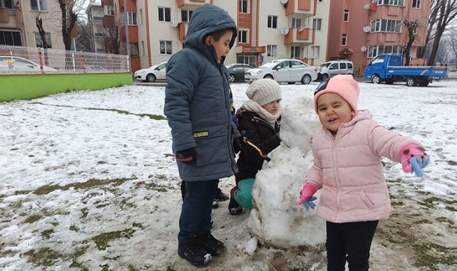 Kar yağışı çocuklara karne hediyesi oldu