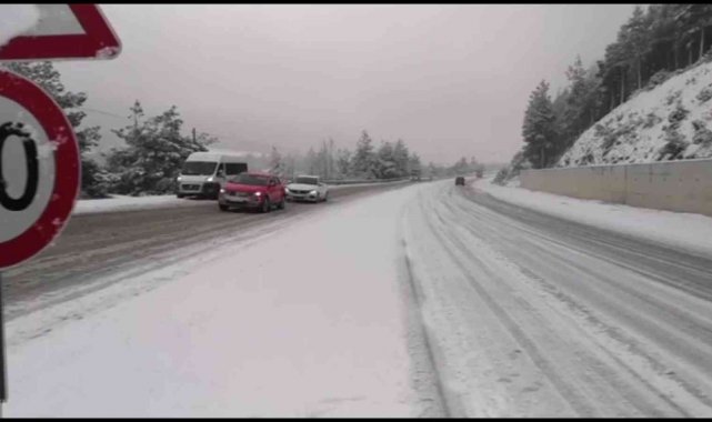 Kar yağışı Denizli - Antalya karayolunda uzun araç kuyrukları oluşturdu