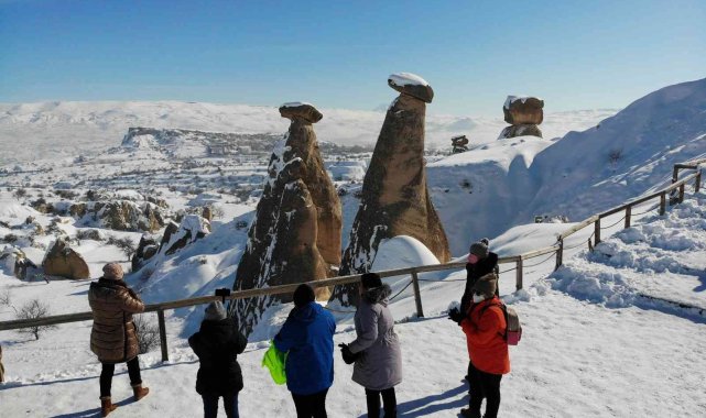 Kar yağışı Kapadokya'da kartpostallık görüntüler oluşturdu