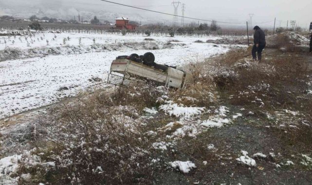 Kar yağışı kaza getirdi, kamyonet şarampole devrildi: 2 yaralı