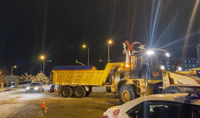 Kar yağışı kazalara neden oldu, vatandaşlar kazada yola akan mazotu bidonlarla kurtarmaya çalıştılar