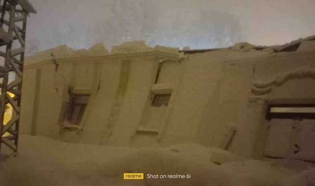 Kar yağışı nedeniyle düğün salonu çöktü