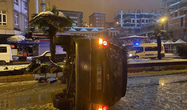 Kar yağışı nedeniyle kontrolden çıkan cip refüje çarparak ters döndü