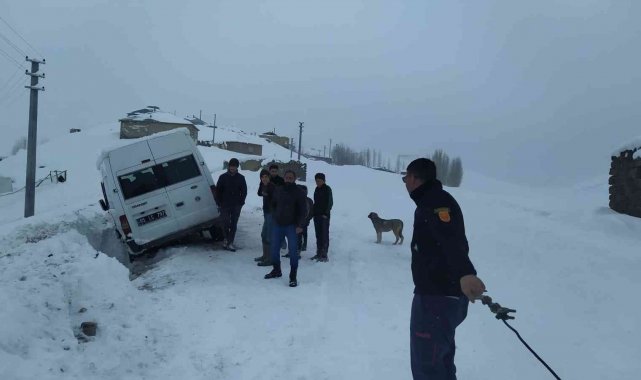 Kar yağışı nedeniyle minibüs şarampole yuvarlandı