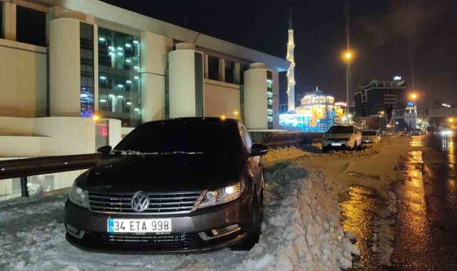 Kar yağışı nedeniyle TEM'de kalan araçlar alınmayı bekliyor