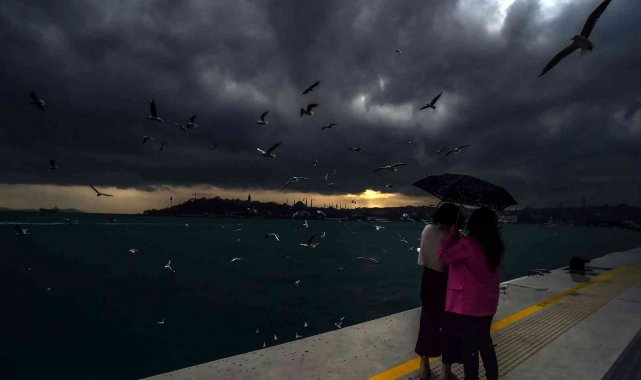 Kar yağışı öncesi İstanbul'u kara bulutlar kapladı