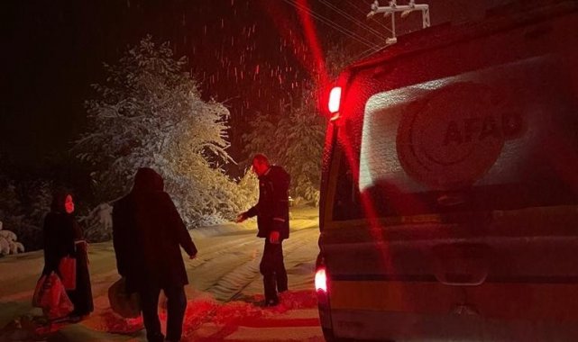 Kar yağışı sonrası mahsur kalan 12 vatandaş kurtarıldı