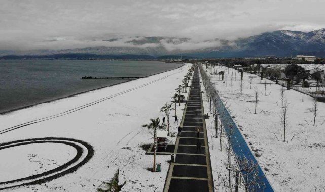 Kar yağışı sonrası sahiller beyaza büründü