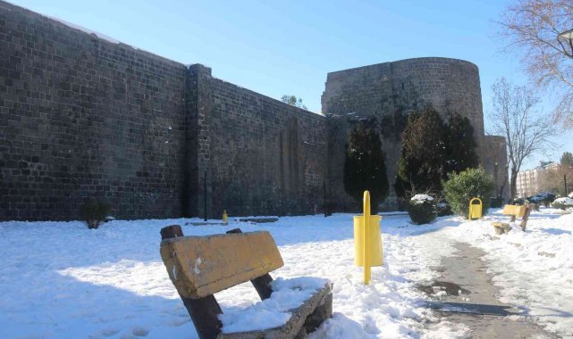 Kar yağışı sonrası tarihi surların etrafında kartpostallık görüntüler oluştu