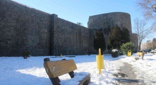 Kar yağışı sonrası tarihi surların etrafında kartpostallık görüntüler oluştu