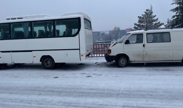 Kar yağışı trafik kazalarını beraberinde getirdi