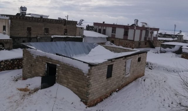 Kar yağışına dayanamayan ahırlar çöktü