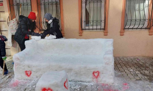 Kar yağışını fırsata çevirip sanatlarını konuşturdular