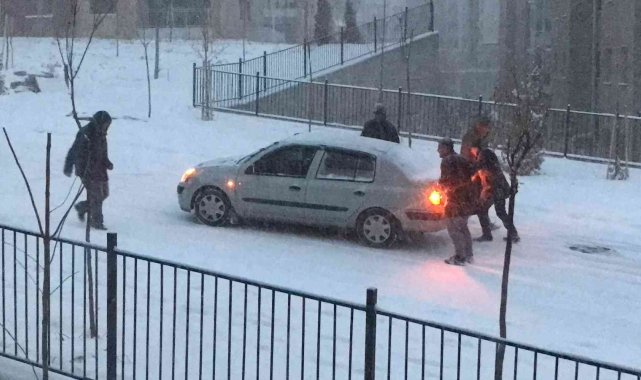 Kar yağışının etkili olduğu Elazığ'da sürücüler zor anlar yaşadı