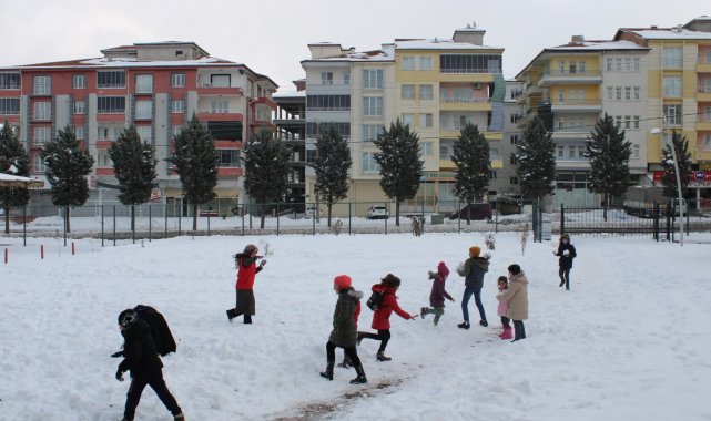 Kar yağışının keyfini çocuklar çıkarıyor