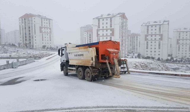 Kar yağışıyla birlikte belediye ekipleri çalışmalarına başladı