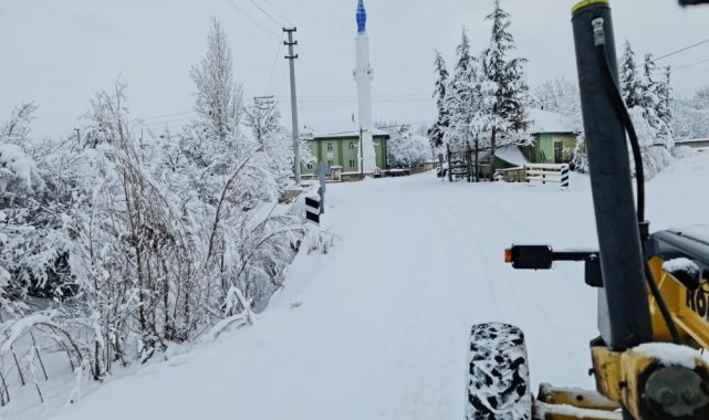 Kar yağışıyla kapanan köy yollarında, yol açma çalışmaları sürüyor