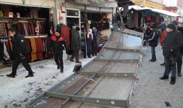 Kar yığınını taşıyamayan tente çöktü, 1 kişi yaralandı