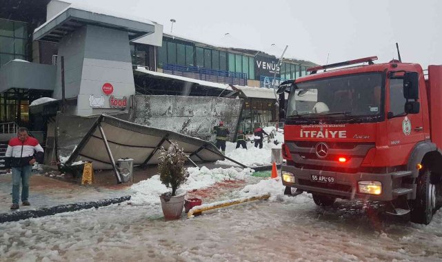 Kar yığınını taşıyamayan tente polisin üstüne çöktü