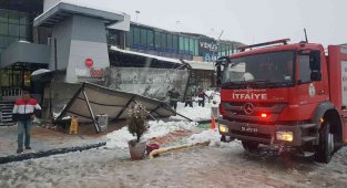 Kar yığınını taşıyamayan tente polisin üstüne çöktü